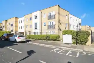 22 Luton Road, photo 2