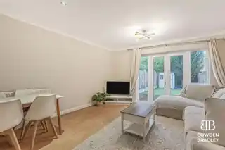 22 Maple Close, photo 2