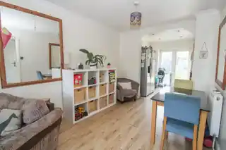 22 Woodland Way, photo 3