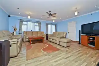 224 Swakeleys Road, photo 3