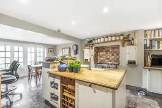 225 Gipsy Road, photo 3