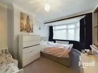 225 Uxbridge Road, photo 4