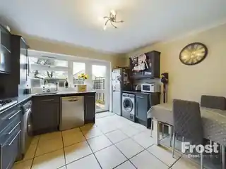 225 Uxbridge Road, photo 3
