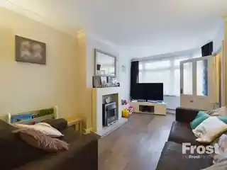 225 Uxbridge Road, photo 2