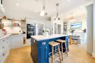 226 Westmount Road, photo 2