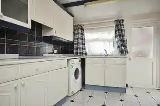 228 Humberstone Road, photo 3