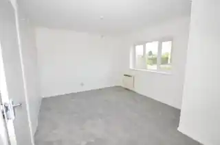 229 Pettits Lane North, photo 4
