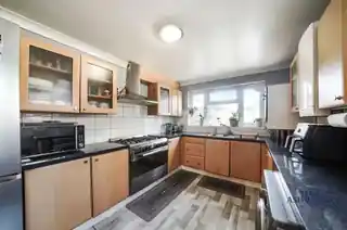 229 Sherrard Road, photo 3