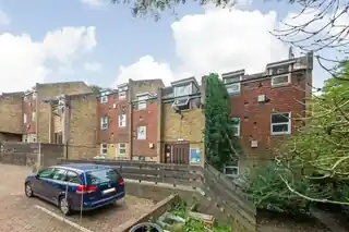 23 Brabourne Close, photo 2