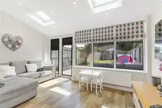 23 Chertsey Drive, photo 3