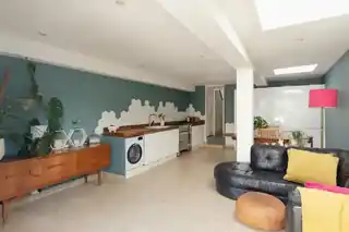 23 Crewys Road, photo 3