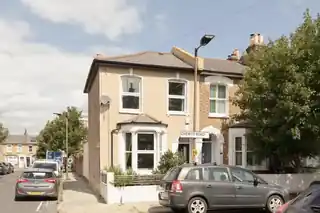 23 Crewys Road, photo 2