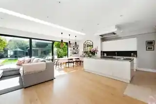 23 Friars Avenue, photo 2