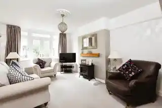 23 Haslemere Road, photo 3