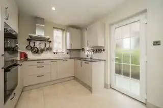 23 Howard Close, photo 3
