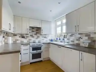 23 Lancelot Road, photo 3