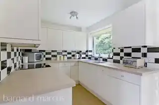 233 Basinghall Gardens, photo 2