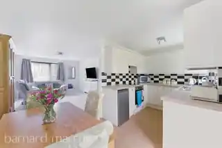 233 Basinghall Gardens, photo 3