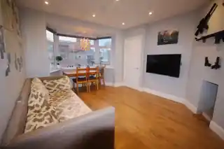 23A Errol Gardens, photo 2