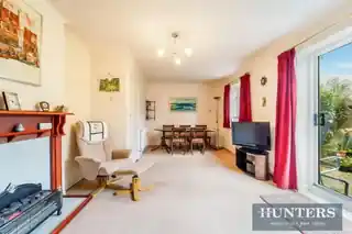 24 Acacia Avenue, photo 3