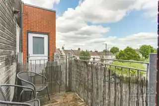24 Archibald Close, photo 2