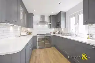 24 Bridgen Road, photo 2