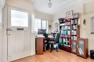 24 Broadfields Avenue, photo 2