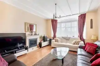 24 Broadfields Avenue, photo 4