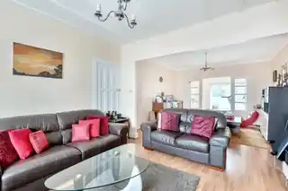 24 Broadfields Avenue, photo 3