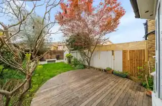 24 Canbury Avenue, photo 3