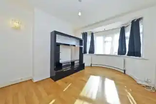 24 Capthorne Avenue, photo 2