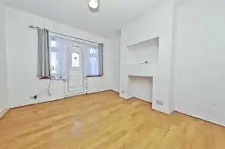 24 Capthorne Avenue, photo 3
