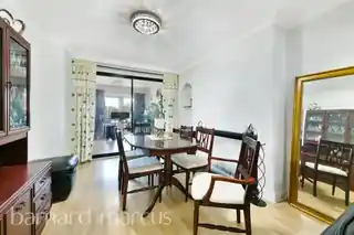 24 Dahlia Gardens, photo 3