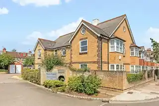24 Dovecote Gardens, photo 3