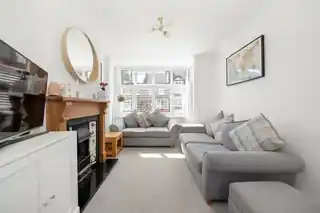 24 Foxley Gardens, photo 2