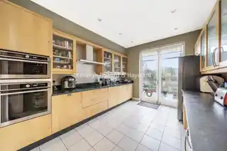 24 Friern Watch Avenue, photo 4