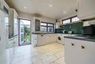 24 Hillcross Avenue, photo 4