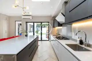 24 Holders Hill Drive, photo 4