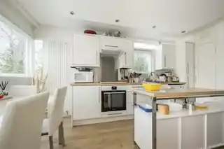 24 Langham House Close, photo 3