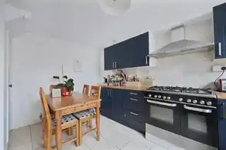 24 Lilian Close, photo 3