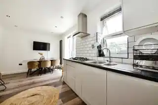 24 Listowel Road, photo 2