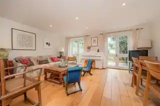 24 Orchard Close, photo 2