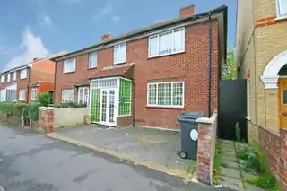 24 Pearcroft Road, photo 4