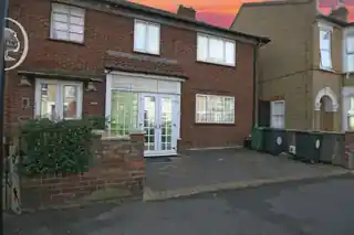 24 Pearcroft Road, photo 3