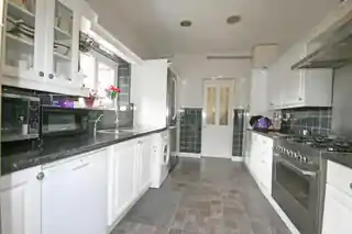 24 Pearcroft Road, photo 2