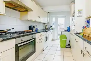 24 Penshurst Road, photo 2