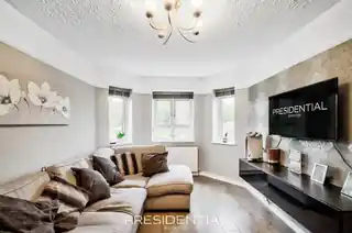 24, Woodbridge Court, Vicarage Road, photo 4