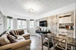 24, Woodbridge Court, Vicarage Road, photo 3