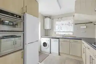 25 Garthland Drive, photo 3