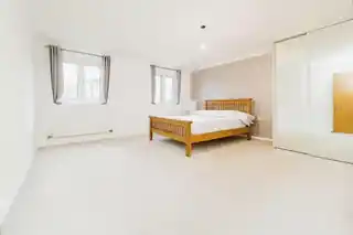 25 Lacewing Close, photo 3